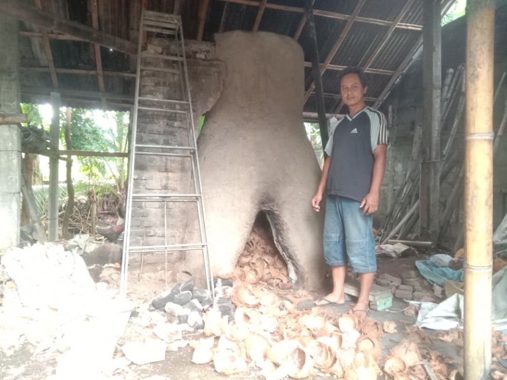Arang Batok Kelapa dari Seyegan, Limbah Bernilai Bahan Baku Briket Ekspor